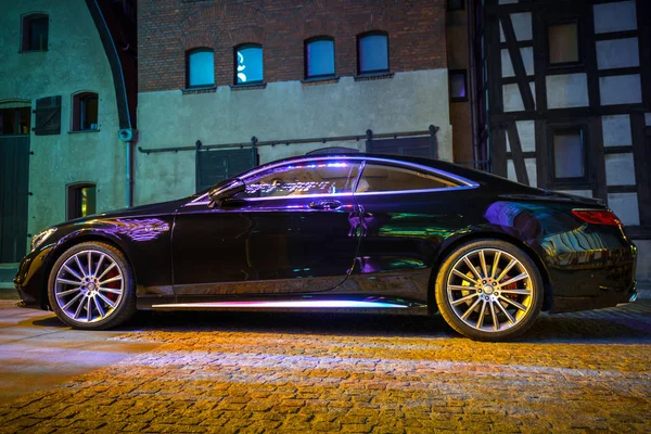 Mercedes C-klasse coupe op de straat van Bydgoszcz nachts — Stockfoto