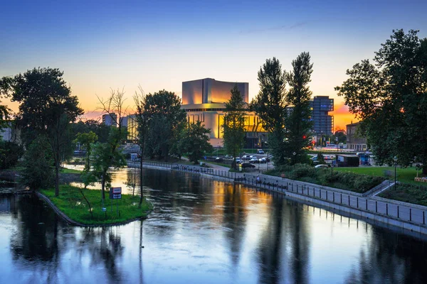 Arquitectura de la ciudad de Bydgoszcz con reflexión en el río Brda — Foto de Stock