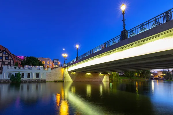 Puente en Bydgoszcz ciudad sobre el río Brda por la noche — Foto de Stock