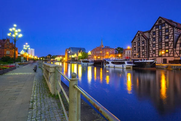 Architectuur van Bydgoszcz stad met reflectie in de rivier van de GOMB — Stockfoto