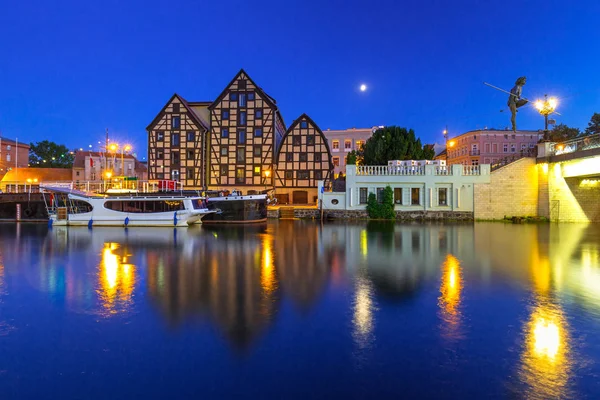 Architektura města Bydhošť s odraz v řece Brda — Stock fotografie