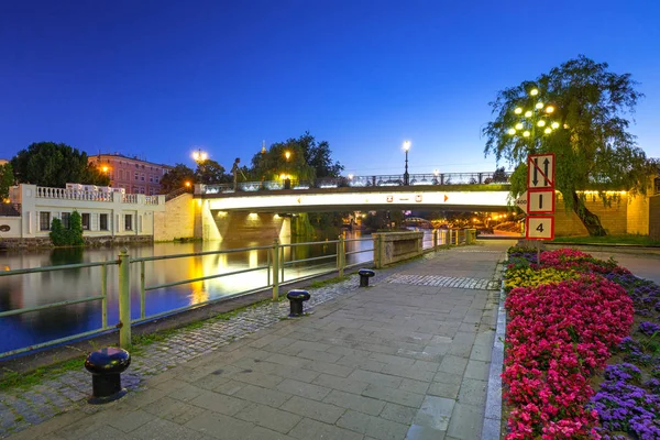 Most ve městě Bydgoszcz nad řeky Brda, v noci — Stock fotografie