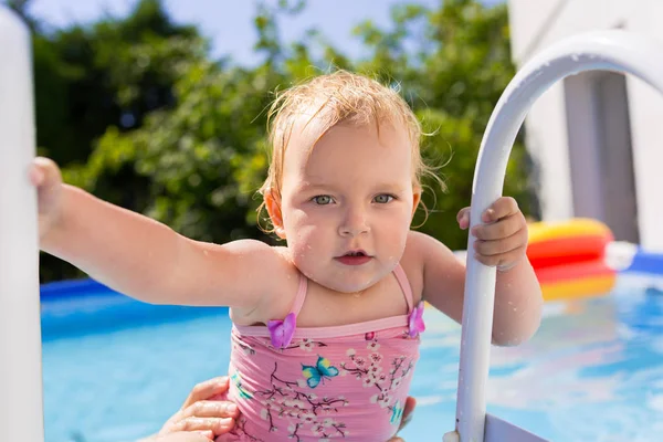 Liten flicka som har roligt i poolen — Stockfoto