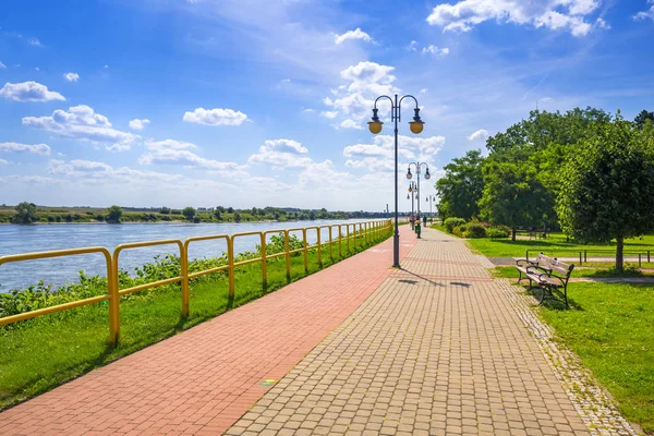 Trottoaren och cykel väg vid floden Vistula i Tczew — Stockfoto