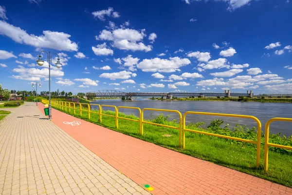 Trottoaren och cykel väg vid floden Vistula i Tczew — Stockfoto