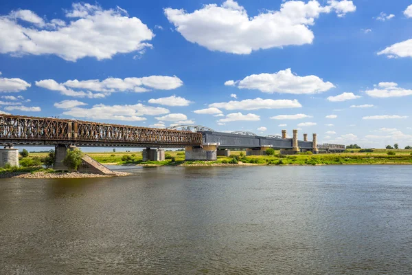 Gamla järnvägen överbryggar över floden Vistula i Tczew — Stockfoto