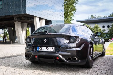 Siyah Ferrari Ff Baltık kule, Polonya Gdyia Caddesi üzerinde park edilmiş