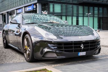 Siyah Ferrari Ff Baltık kule, Polonya Gdyia Caddesi üzerinde park edilmiş