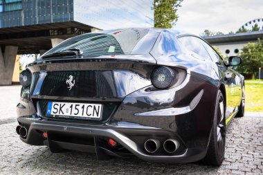 Siyah Ferrari Ff Baltık kule, Polonya Gdyia Caddesi üzerinde park edilmiş