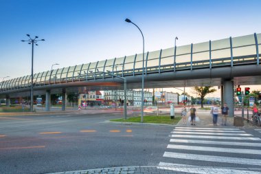 Gdansk Grunwaldzka Caddesi'nin Trafik ışıklarında günbatımı, Polonya