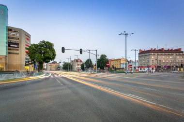 Gdansk Grunwaldzka Caddesi'nin Trafik ışıklarında günbatımı, Polonya
