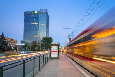 Grunwaldzka Avenue Gdansk trafik ışıkları alacakaranlıkta, Polonya