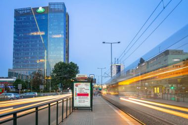 Grunwaldzka Avenue Gdansk trafik ışıkları alacakaranlıkta, Polonya