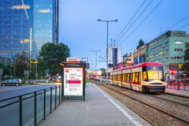 Grunwaldzka Avenue Gdansk trafik ışıkları alacakaranlıkta, Polonya