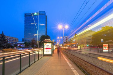 Grunwaldzka Avenue Gdansk trafik ışıkları alacakaranlıkta, Polonya