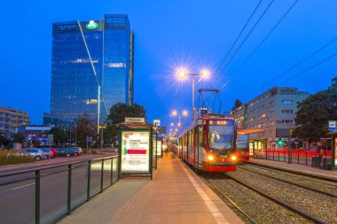 Grunwaldzka Avenue Gdansk trafik ışıkları alacakaranlıkta, Polonya