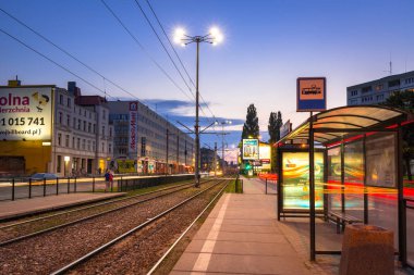Grunwaldzka Avenue Gdansk trafik ışıkları alacakaranlıkta, Polonya