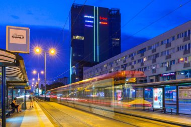 Grunwaldzka Avenue Gdansk trafik ışıkları, gece, Polonya