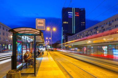 Grunwaldzka Avenue Gdansk trafik ışıkları, gece, Polonya