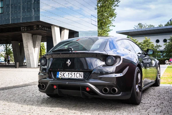 Zwarte Ferrari Ff geparkeerd op de straat van Gdyia bij Baltische Tower, Polen — Stockfoto