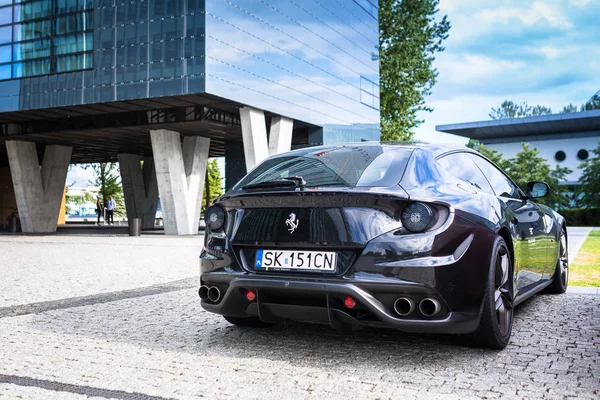 Czarne Ferrari Ff zaparkowany na ulicy Gdyia w wieży Bałtyckiego, Polska — Zdjęcie stockowe