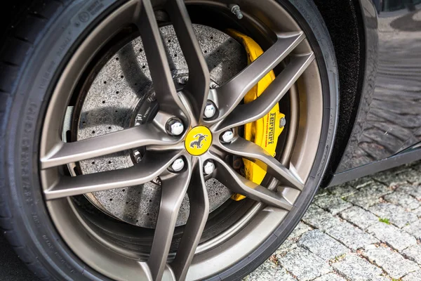 Siyah Ferrari Ff Baltık kule, Polonya Gdyia Caddesi üzerinde park edilmiş