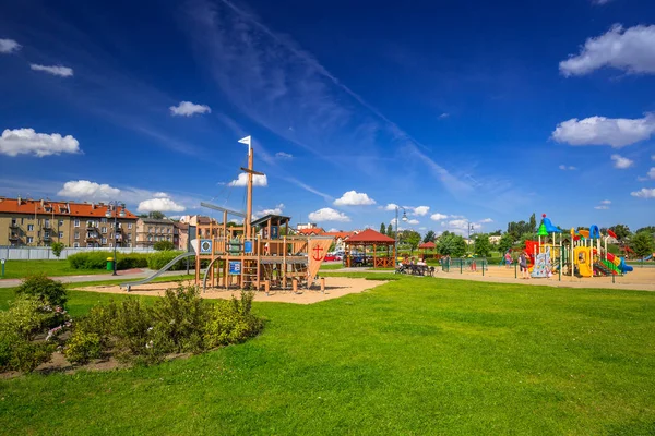 Parque infantil nas margens do rio Vístula em Tczew, Polônia — Fotografia de Stock