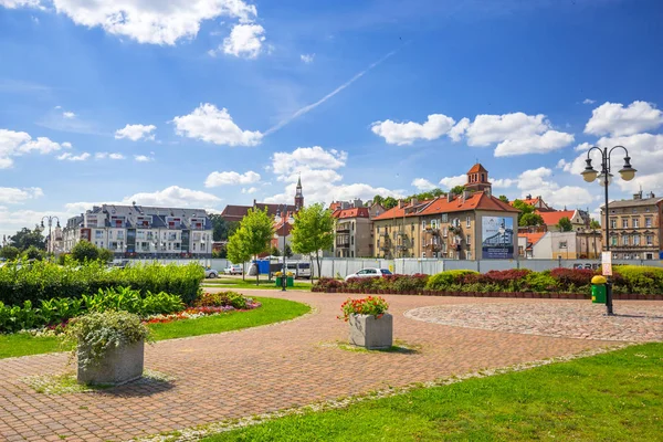 Promenada w parku na brzegów Wisły w Tczewie. — Zdjęcie stockowe