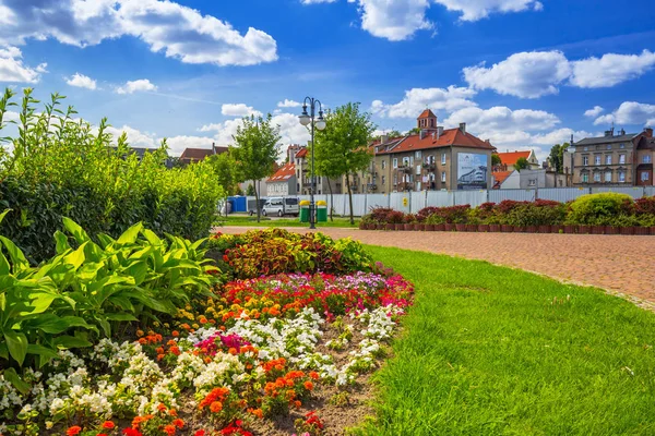 Promenada w parku na brzegów Wisły w Tczewie. — Zdjęcie stockowe