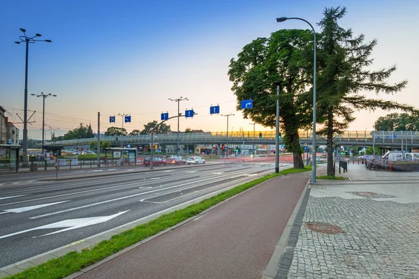 Gdansk Grunwaldzka Caddesi'nin Trafik ışıklarında günbatımı, Polonya