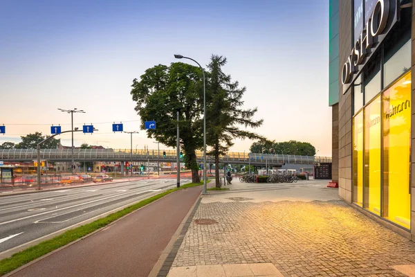 Semáforos de la avenida Grunwaldzka en Gdansk al atardecer, Polonia —  Fotos de Stock