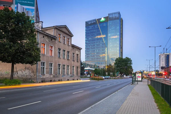 Semáforos de la avenida Grunwaldzka en Gdansk al atardecer, Polonia — Foto de Stock