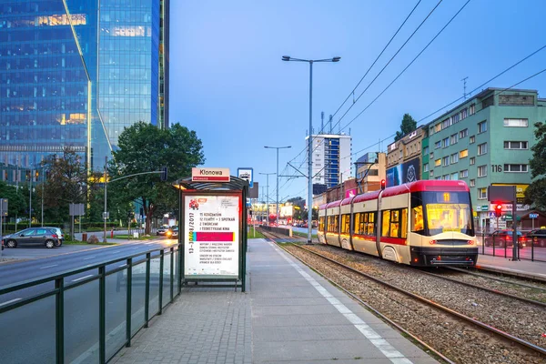 Grunwaldzka Avenue Gdansk trafik ışıkları alacakaranlıkta, Polonya