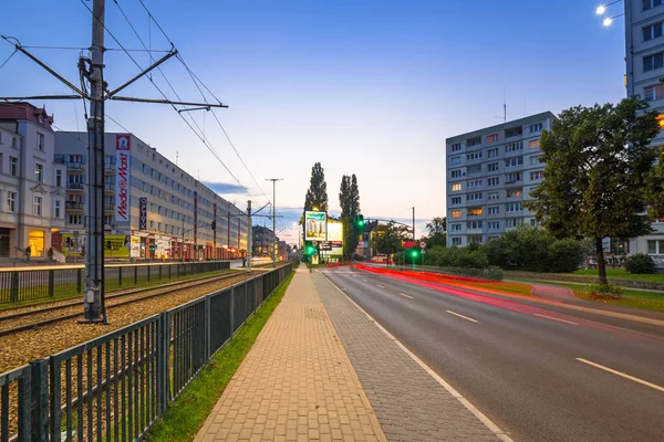 Semáforos de la avenida Grunwaldzka en Gdansk al atardecer, Polonia — Foto de Stock