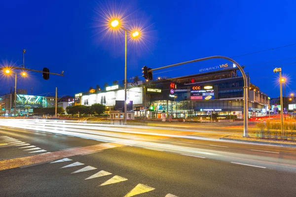 Dopravní světla Grunwaldzka Avenue v Gdaňsku v noci, Polsko — Stock fotografie