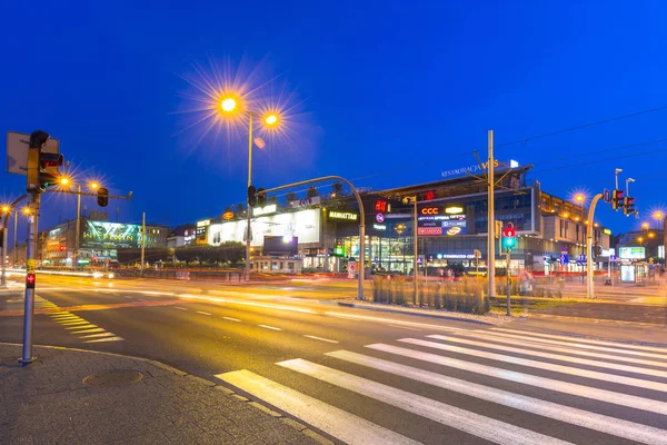 Verkeerslichten van Grunwaldzka Avenue in Gdansk nachts, Polen — Stockfoto