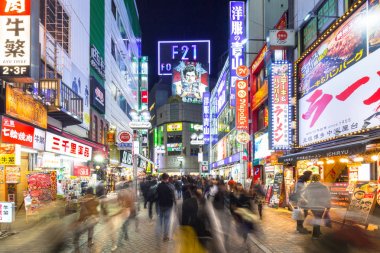 Gece, Japonya Tokyo Shibuya bölgesinin yoğun sokakları