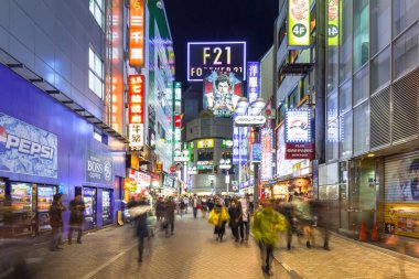 Gece, Japonya Tokyo Shibuya bölgesinin yoğun sokakları