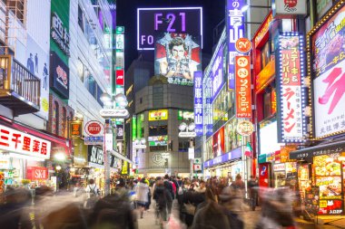 Gece, Japonya Tokyo Shibuya bölgesinin yoğun sokakları