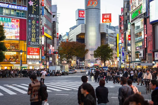 Crosswalk no distrito de Ikebukuro na metrópole de Tóquio, Japão — Fotografia de Stock