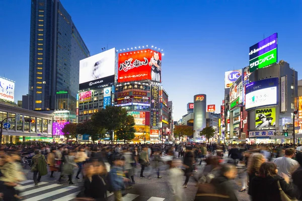 Shibuya cruzamento scramble em Tóquio à noite, Japão — Fotografia de Stock