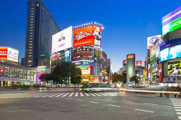 Сутичка перетинання Shibuya в Токіо в нічний час, Японія — стокове фото