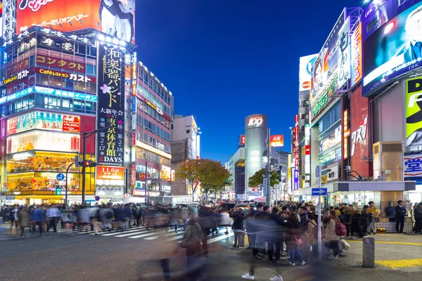 Διέλευση αγωνίζομαι Shibuya στο Τόκιο το βράδυ, Ιαπωνία — Φωτογραφία Αρχείου