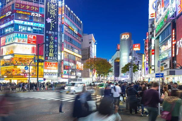 Shibuya cruzamento scramble em Tóquio à noite, Japão — Fotografia de Stock