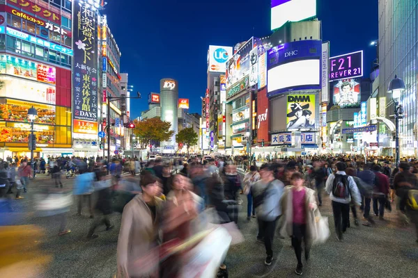 Shibuya tülekedés átkelés Tokióban éjjel, Japán — Stock Fotó