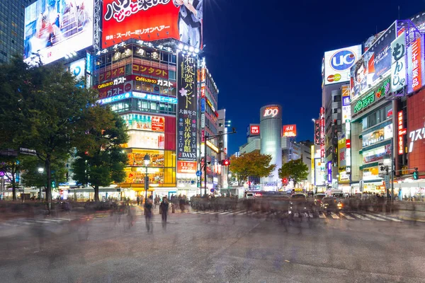 Shibuya scramble Overstekende in Tokyo bij nacht, Japan — Stockfoto