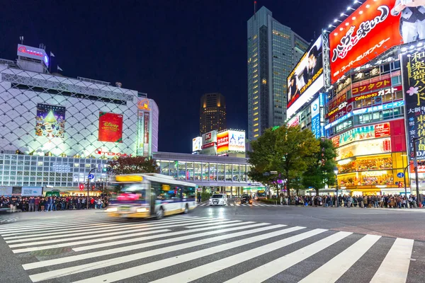 Сутичка перетинання Shibuya в Токіо в нічний час, Японія — стокове фото