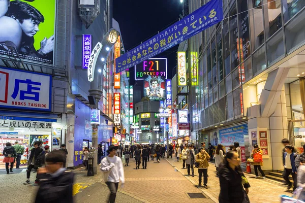 Gece, Japonya Tokyo Shibuya bölgesinin yoğun sokakları