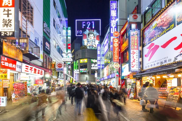 Gece, Japonya Tokyo Shibuya bölgesinin yoğun sokakları