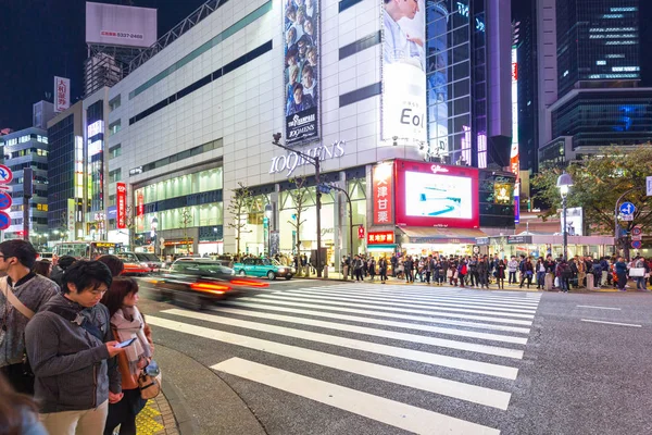 Shibuya cruzamento scramble em Tóquio à noite, Japão — Fotografia de Stock